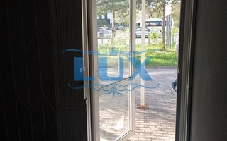 раздвижная решетчатая дверь белого цвета