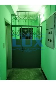 тамбурная дверь с листом металла и решетчатой фрамугой
